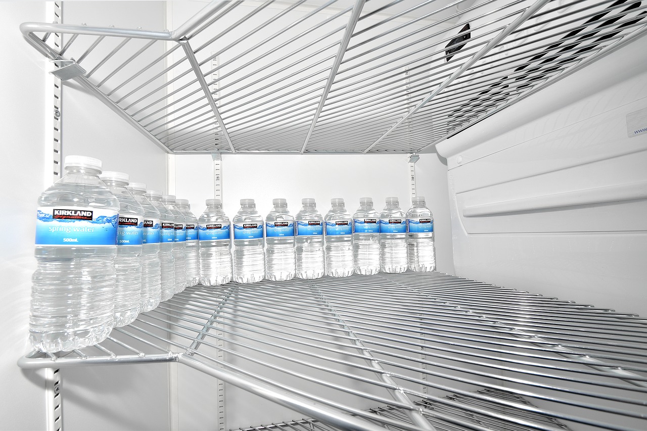 Water Bottle Empty Fridge Fridge - difisher / Pixabay