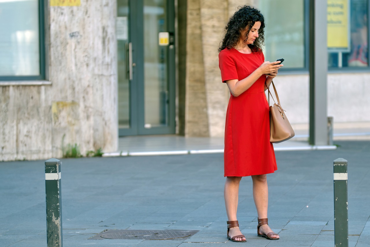 Woman Red Dress Phone Purse Bag  - Surprising_Shots / Pixabay
