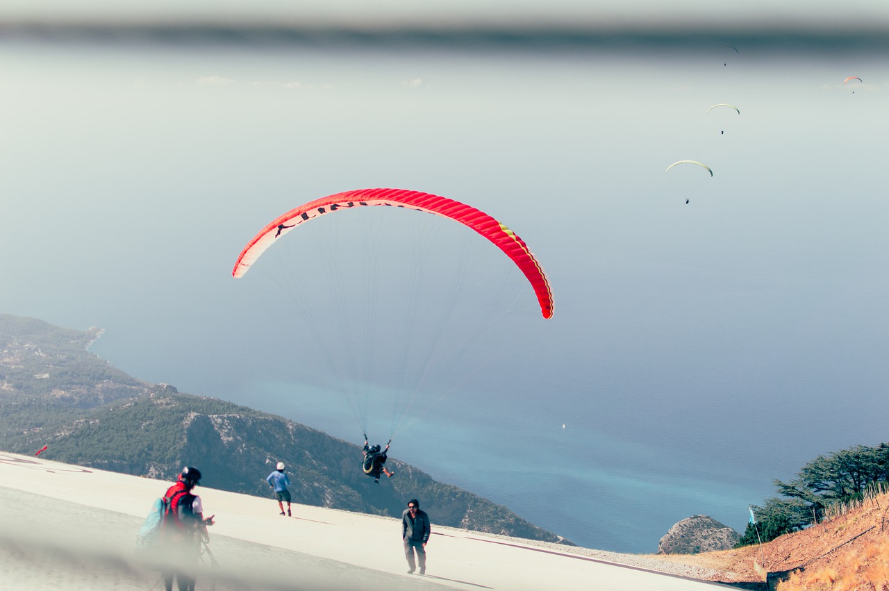 Paragliding Adventure Outdoors - omidquester / Pixabay
