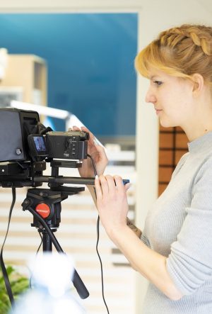 Teleprompter Camera Reporter Woman  - Studio-Lannach / Pixabay