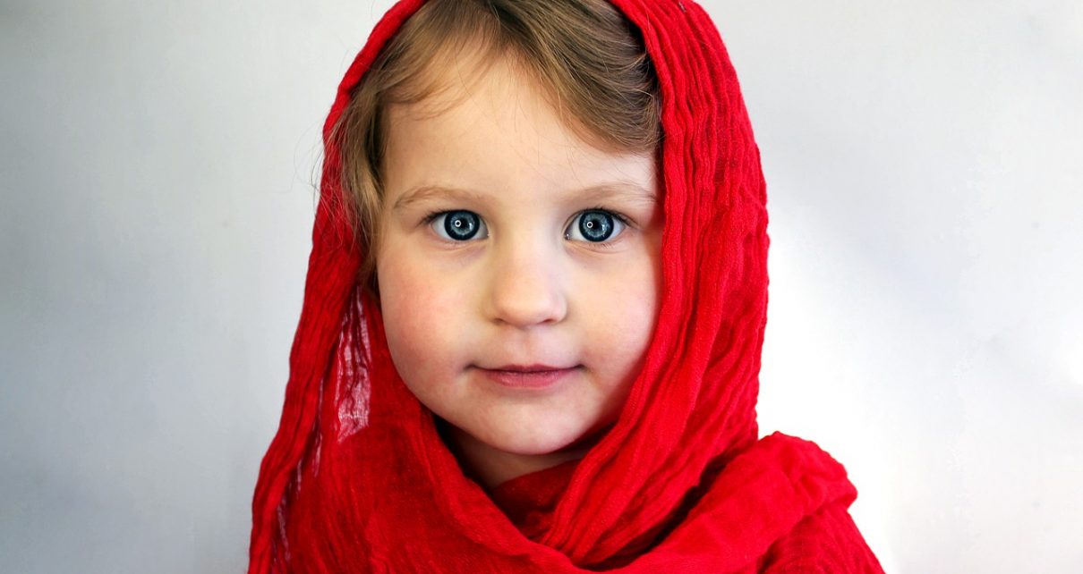 Girl Child Portrait Scarf Eyes  - amyelizabethquinn / Pixabay